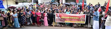 അങ്കണവാടി വർക്കേഴ്സ് ആൻഡ് ഹെൽപ്പേഴ്സ് അസോസിയേഷൻ സംഘടിപ്പിച്ച പാസ്-പോർട്ട്  ഓഫീസ് മാർച്ച് സിഐടിയു ജില്ലാ ജനറൽ സെക്രട്ടറി പി ഗാനകുമാർ ഉദ്ഘാടനംചെയ്യുന്നു