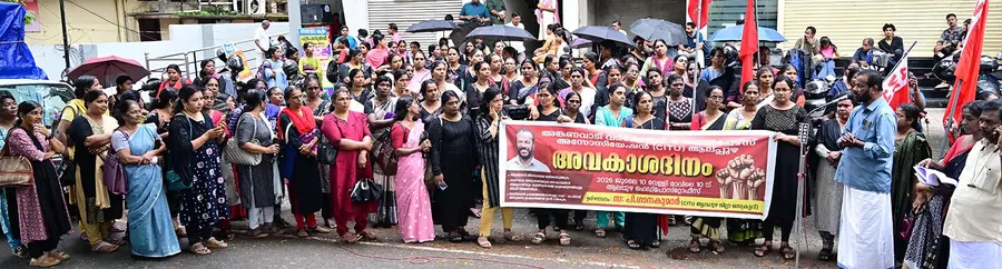 അങ്കണവാടി വർക്കേഴ്സ് ആൻഡ് ഹെൽപ്പേഴ്സ് അസോസിയേഷൻ സംഘടിപ്പിച്ച പാസ്-പോർട്ട്  ഓഫീസ് മാർച്ച് സിഐടിയു ജില്ലാ ജനറൽ സെക്രട്ടറി പി ഗാനകുമാർ ഉദ്ഘാടനംചെയ്യുന്നു