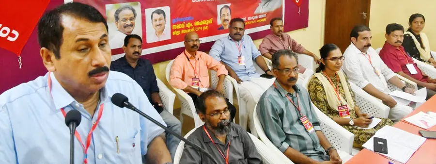 കെഎസ്എഫ്ഇ ഓഫീസേഴ്സ് യൂണിയന്‍  ജില്ലാ സമ്മേളനം സിപിഐ എം ജില്ലാ സെക്രട്ടറി എം മെഹബൂബ് ഉദ്ഘാടനംചെയ്യുന്നു