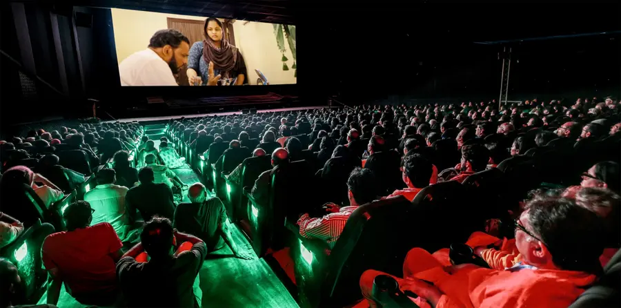 മേഖലാ രാജ്യാന്തര ചലച്ചിത്ര മേളയില് പ്രദര്ശിപ്പിച്ച സിനിമ 'ഫെമിനിച്ചി ഫാത്തിമ' കാണുന്നവര്