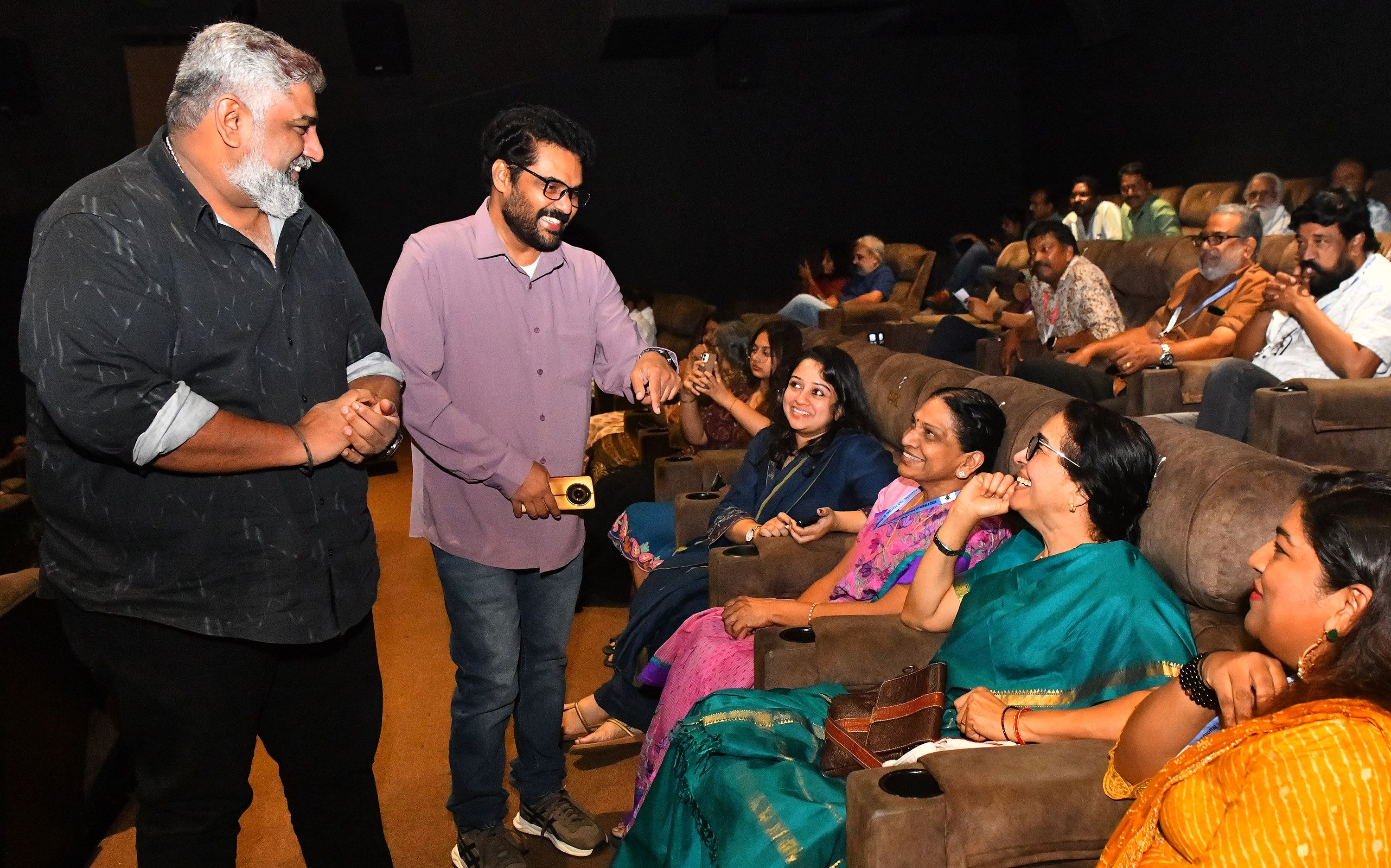 മേഖലാ രാ‍ജ്യാന്തര ചലച്ചിത്ര മേളയില്‍ പ്രദര്‍ശിപ്പിച്ച ഒരു വടക്കന്‍ വീരഗാഥ സിനിമയില്‍ ബാലതാരങ്ങളായി അഭിനയിച്ച അഭിജിത്ത് ഫ്രാന്‍സിസ്, ഡോ. റോഷന്‍ ബിജിലി, അമ്പിളി, നിര്‍മാതാവ് പി വി ഗംഗാധരന്റെ കുടുംബാംഗങ്ങള്‍  തുടങ്ങിയവര്‍ മേയര്‍ ബീന ഫിലിപ്പിനൊപ്പം തിയേറ്ററില്‍ 