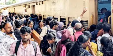 കോഴിക്കോട് റെയില്‍വേ സ്റ്റേഷനില്‍ പാലക്കാട്-–കണ്ണൂര്‍ എക്സ്പ്രസ്സില്‍ കയറിപ്പറ്റാനുള്ള യാത്രക്കാരുടെ ശ്രമം