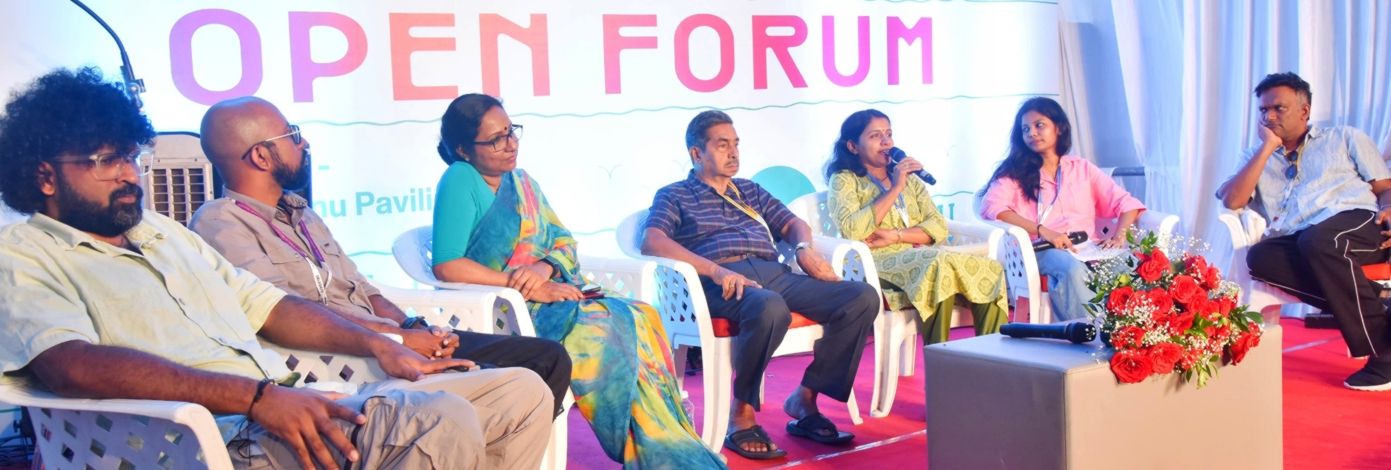 മേഖലാ രാജ്യാന്തര ചലച്ചിത്രമേളയിൽ 'റിവ്യൂ; അവലോകനമോ അധിക്ഷേപമോ?' എന്ന വിഷയത്തിൽ നടന്ന  ഓപ്പൺ ഫോറത്തിൽ നിന്ന്