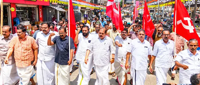 ജന്തര് മന്തറില് സിപിഐ എം ജനറല് സെക്രട്ടറി എം എ ബേബി, പിണറായി വിജയൻ ഉള്പ്പെടെയുള്ള നേതാക്കളെ അറസ്റ്റ് ചെയ്തതിൽ പ്രതിഷേധിച്ച് ജില്ലാ കമ്മിറ്റി ആലപ്പുഴയിൽ സംഘടിപ്പിച്ച പ്രകടനം