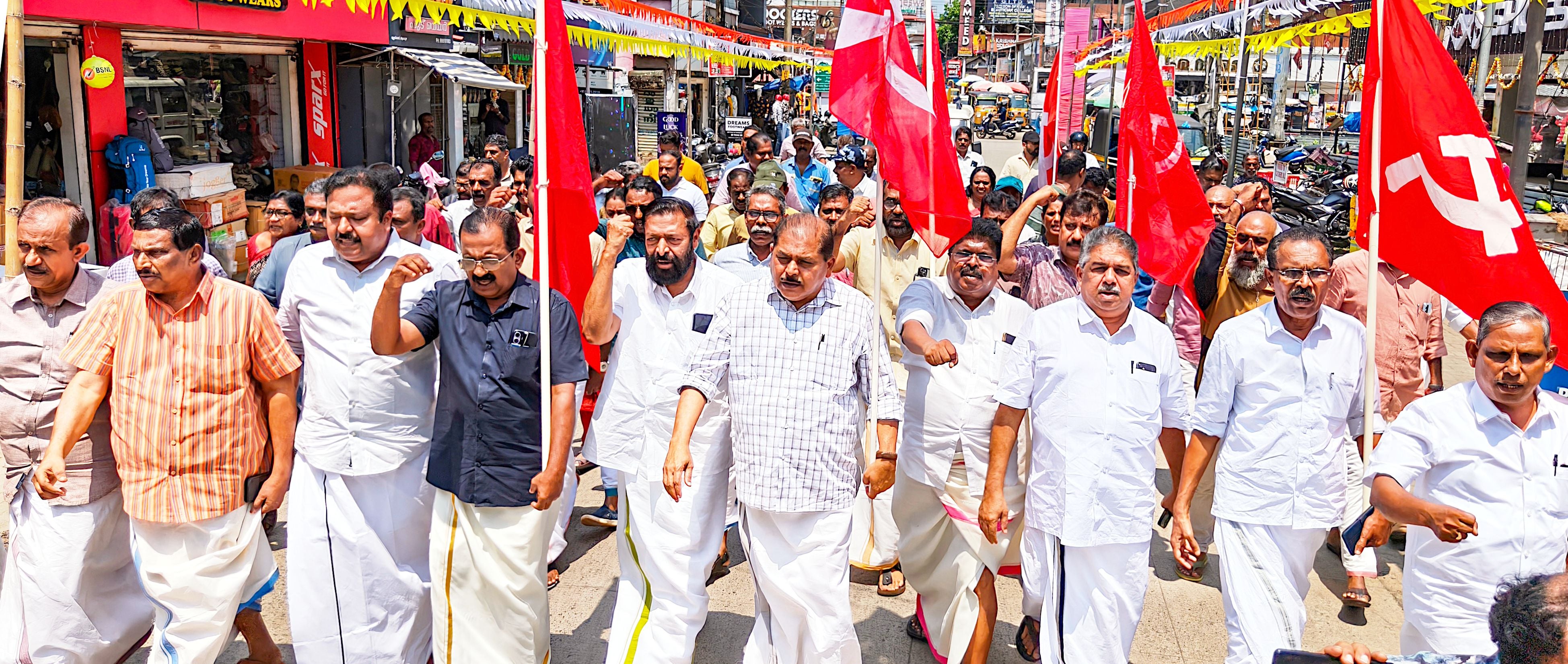 ജന്തര്‍ മന്തറില്‍ സിപിഐ എം ജനറല്‍ സെക്രട്ടറി എം എ ബേബി, പിണറായി വിജയൻ ഉള്‍പ്പെടെയുള്ള നേതാക്കളെ അറസ്റ്റ് ചെയ്തതിൽ പ്രതിഷേധിച്ച്‌ ജില്ലാ കമ്മിറ്റി ആലപ്പുഴയിൽ സംഘടിപ്പിച്ച പ്രകടനം