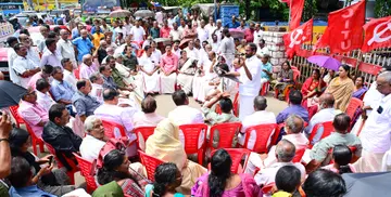 ജയിൽ നിറയ്ക്കൽ സമരത്തിന്റെ ഭാഗമായി കേന്ദ്ര ട്രേഡ് യൂണിയനുകളും സംയുക്ത കിസാൻ മോർച്ചയും കർഷകത്തൊഴിലാളി യൂണിയനുകളും ചേർന്ന്‌ കൊല്ലം ഹെഡ് പോസ്റ്റ്‌ ഓഫീസിനു മുന്നിൽ നടത്തിയ ഉപരോധം എഐടിയുസി സംസ്ഥാന  പ്രസിഡന്റ് ടി ജെ ആഞ്ചലോസ് ഉദ്ഘാടനംചെയ്യുന്നു