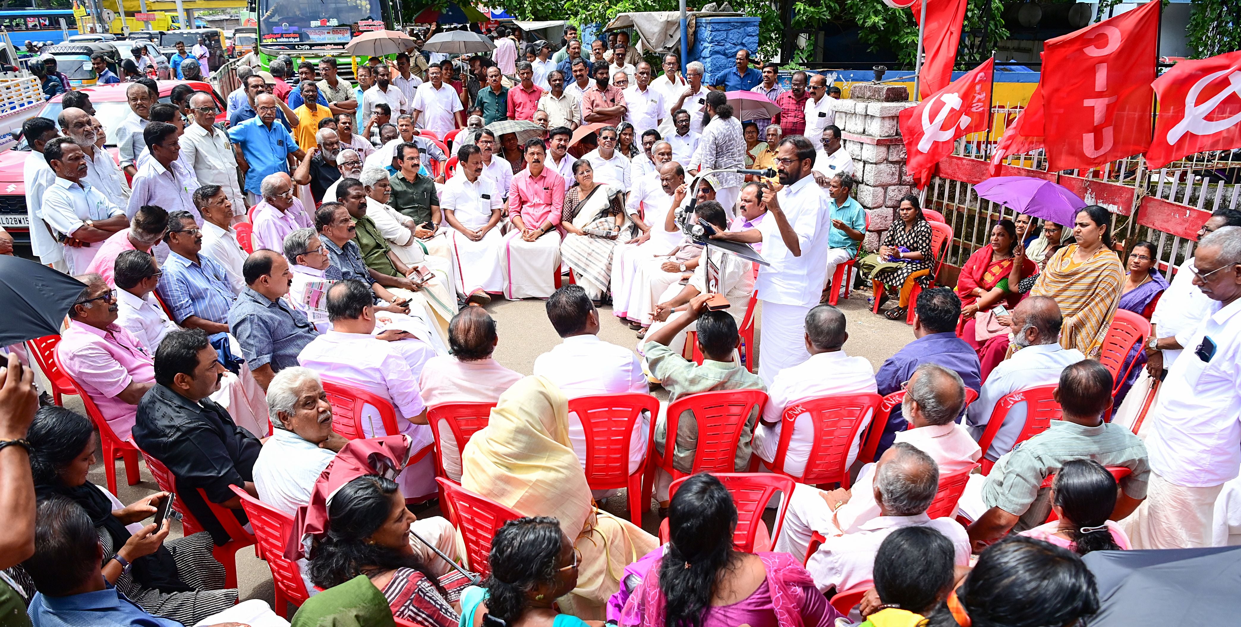 ജയിൽ നിറയ്ക്കൽ സമരത്തിന്റെ ഭാഗമായി കേന്ദ്ര ട്രേഡ് യൂണിയനുകളും സംയുക്ത കിസാൻ മോർച്ചയും കർഷകത്തൊഴിലാളി യൂണിയനുകളും ചേർന്ന്‌ കൊല്ലം ഹെഡ് പോസ്റ്റ്‌ ഓഫീസിനു മുന്നിൽ നടത്തിയ ഉപരോധം എഐടിയുസി സംസ്ഥാന  പ്രസിഡന്റ് ടി ജെ ആഞ്ചലോസ് ഉദ്ഘാടനംചെയ്യുന്നു