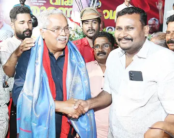 എം ജെ അബ്ബാസ് ജാഥാ ക്യാപ്റ്റൻ  ബിനോയ് വിശ്വത്തെ സ്വീകരിക്കുന്നു