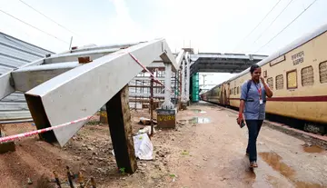 കൊല്ലം റെയിൽവേ സ്റ്റേഷനിൽ നവീകരണത്തിന്റെ ഭാഗമായി നിർമാണത്തിൽ ഇരിക്കുന്ന എയര് കോണ്കോഴ്സ്
ഇരുമ്പ് ചവിട്ടുപടി തടിക്കഷണത്തിൽ താങ്ങി നിർത്തിയിരിക്കുന്നു