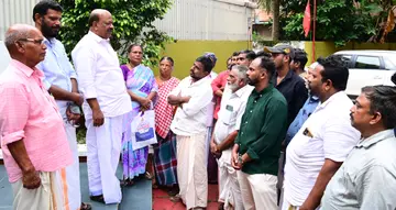 പഴയാറ്റിൻ കുഴിയിൽ പൊലീസ് മർദിച്ച വഴിയോരക്കച്ചവട തൊഴിലാളികൾ സിഐടിയു ഓഫീസിൽ ജില്ലാ സെക്രട്ടറി
എസ് ജയമോഹനനുമായി സംസാരിക്കുന്നു
