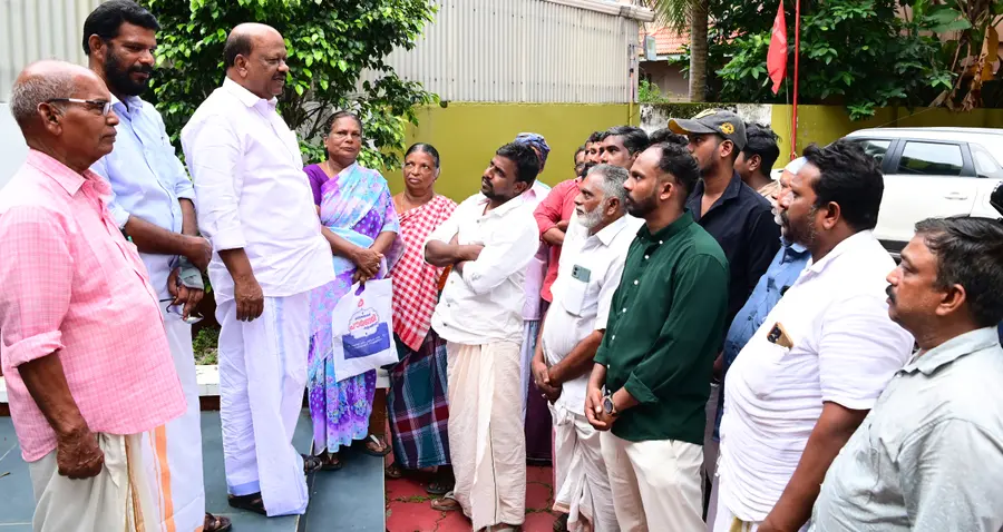 പഴയാറ്റിൻ കുഴിയിൽ പൊലീസ് മർദിച്ച വഴിയോരക്കച്ചവട തൊഴിലാളികൾ സിഐടിയു ഓഫീസിൽ ജില്ലാ സെക്രട്ടറി
എസ് ജയമോഹനനുമായി സംസാരിക്കുന്നു