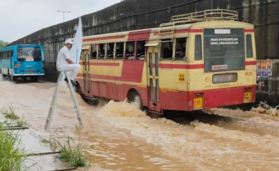 മുരിങ്ങൂര് സര്വീസ് റോഡില് ജയന് പട്ടത്ത് സമരം നടത്തുന്നു