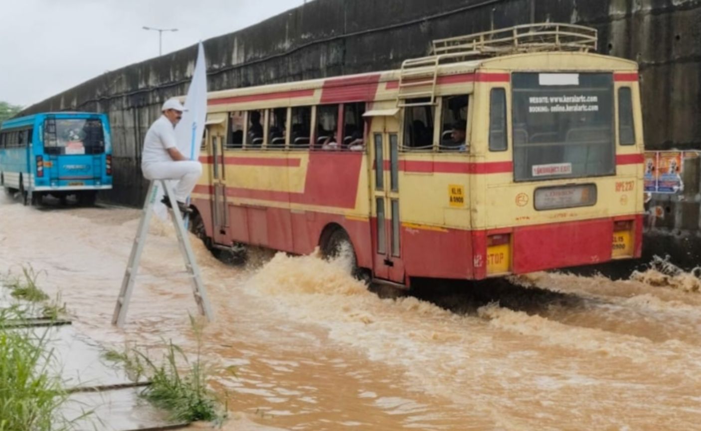 മുരിങ്ങൂര്‍ സര്‍വീസ് റോഡില്‍ ജയന്‍ പട്ടത്ത് സമരം നടത്തുന്നു