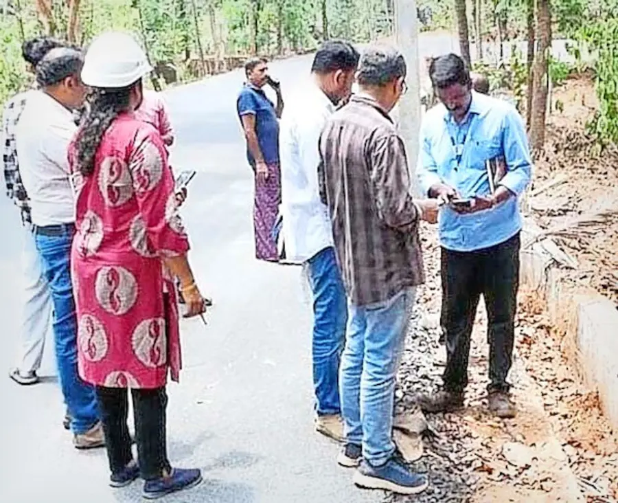 വയനാട്- –-കരിന്തളം 400 കെവി ലൈൻ നിർമ്മാണ പ്രദേശങ്ങളിലൊന്നായ അയ്യങ്കുന്ന്
കൊട്ടുകപ്പാറയിൽ നഷ്ടപരിഹാരം കണക്കാക്കാനുള്ള സർവെ ആരംഭിച്ചപ്പോൾ.