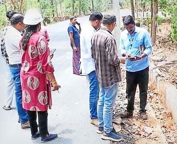 വയനാട്- –-കരിന്തളം 400 കെവി ലൈൻ നിർമ്മാണ പ്രദേശങ്ങളിലൊന്നായ അയ്യങ്കുന്ന്‌  കൊട്ടുകപ്പാറയിൽ നഷ്ടപരിഹാരം കണക്കാക്കാനുള്ള സർവെ ആരംഭിച്ചപ്പോൾ.