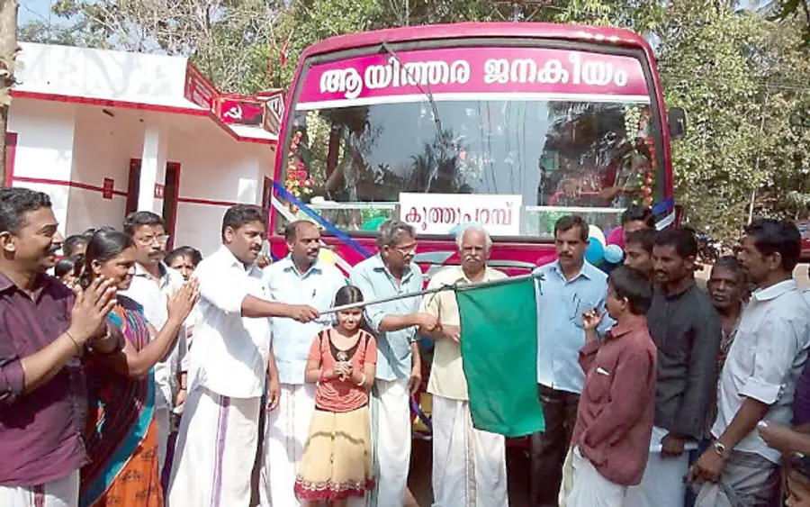 ആയിത്തര ജനകീയ ബസിന്റെ ആദ്യ സർവീസ് ഷാജി കരിപ്പായി ഫ്ലാഗ് ഓഫ് ചെയ്യുന്നു (ഫയൽ ചിത്രം)