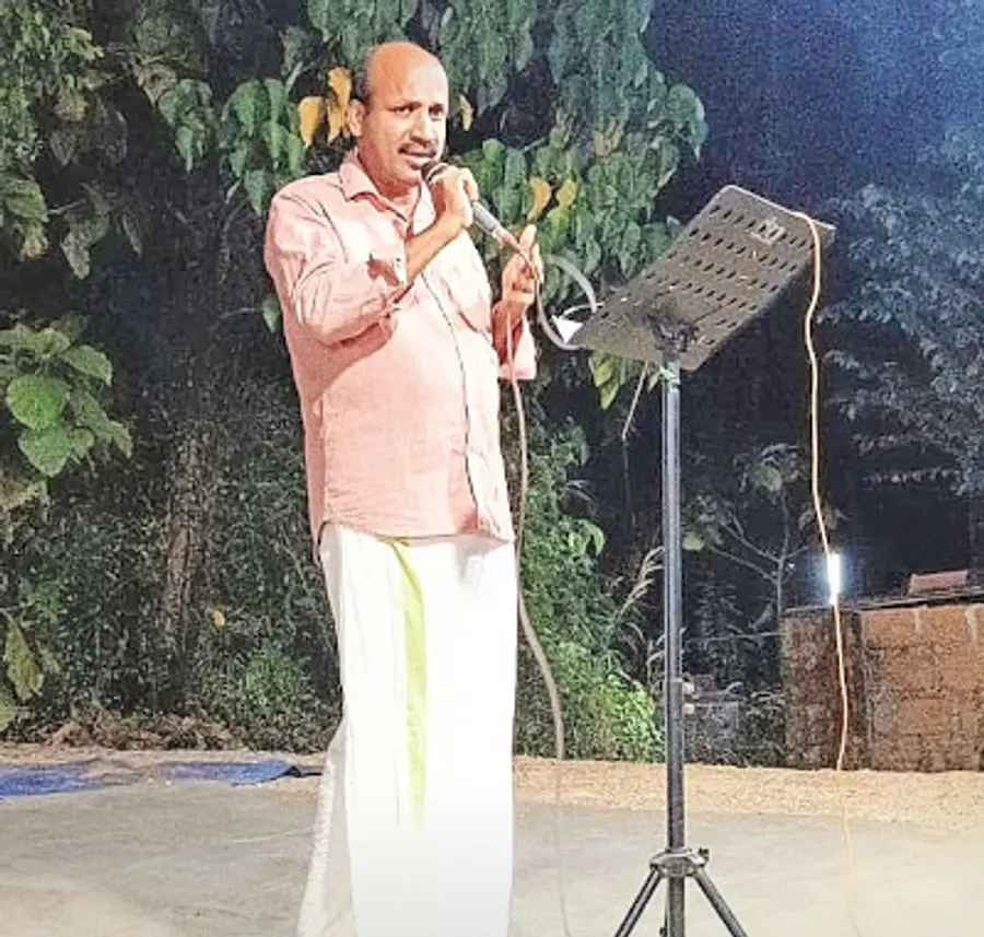 രാജീവൻ വേദിയിൽ പാടുന്നു