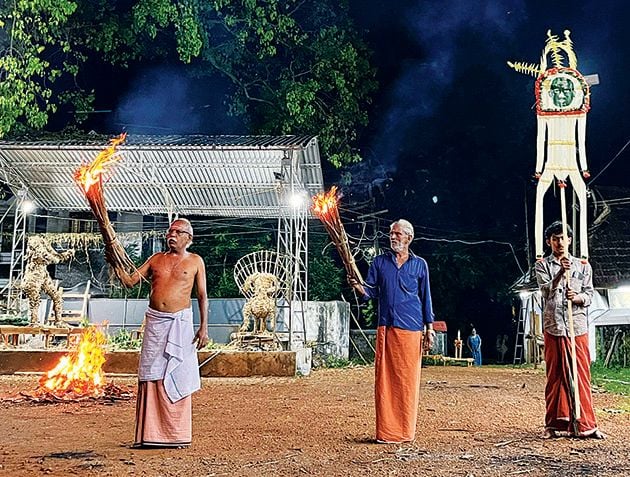 ​നീലംപേരൂർ പടയണിയുടെ സമാപനഘട്ടത്തിന്  തുടക്കം കുറിച്ച് പടയണിക്കളത്തിൽ കൊടിക്കൂറ എത്തിയപ്പോൾ