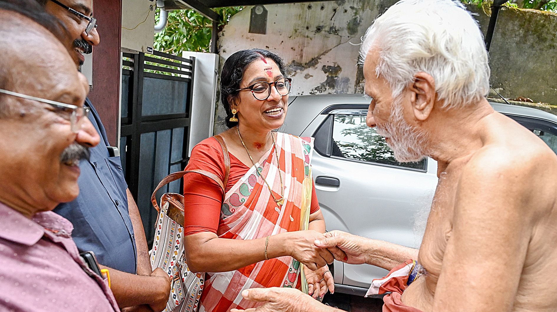 ചിറ്റൂർ തെക്കേ ഗ്രാമത്തിൽ വോട്ട് അഭ്യർഥിക്കുന്ന മിനി ടീച്ചർ