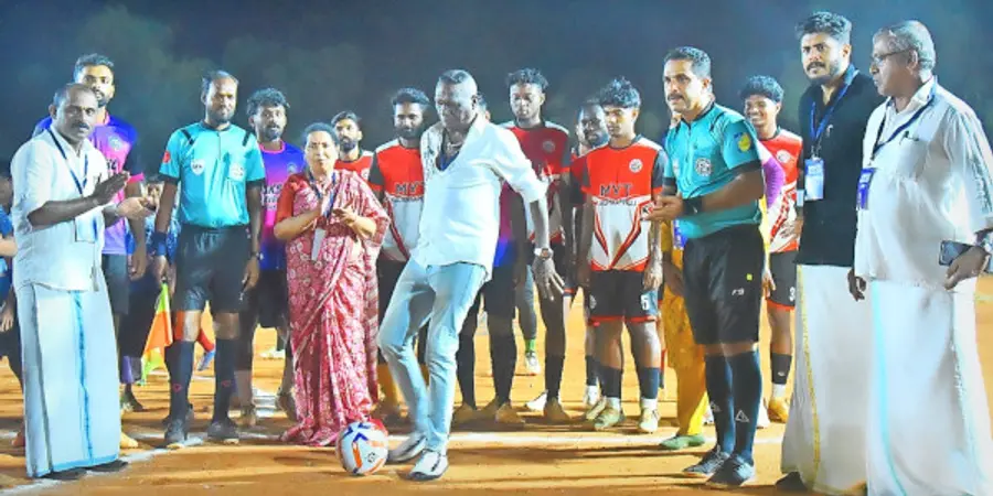 കോടിയേരി സ്വർണക്കപ്പ് ഫുട്ബോൾ എരഞ്ഞോളി കുണ്ടാഞ്ചേരി കുഞ്ഞിരാമൻ മാസ്റ്റർ സ്റ്റേഡിയത്തിൽ ഐ എം വിജയൻ പന്തുതട്ടി ഉദ്ഘാടനം ചെയ്യുന്നു. കോടിയേരിയുടെ ഭാര്യ വിനോദിനി ബാലകൃഷ്ണൻ സമീപം