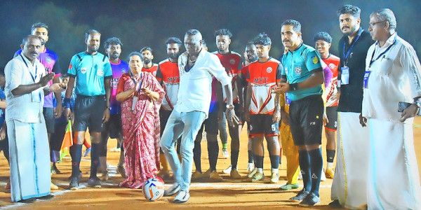 കോടിയേരി സ്വർണക്കപ്പ് ഫുട്ബോൾ എരഞ്ഞോളി കുണ്ടാഞ്ചേരി കുഞ്ഞിരാമൻ മാസ്റ്റർ സ്റ്റേഡിയത്തിൽ ഐ എം വിജയൻ പന്തുതട്ടി ഉദ്ഘാടനം ചെയ്യുന്നു. കോടിയേരിയുടെ ഭാര്യ വിനോദിനി ബാലകൃഷ്ണൻ സമീപം