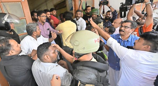 കണ്ണൂർ കോർപറേഷൻ ഓഫീസ് വളപ്പിൽ എൽഡിഎഫ് പ്രവർത്തകരെ യുഡിഎഫ് കൗൺസിലർമാർ മർദിക്കുന്നു 
