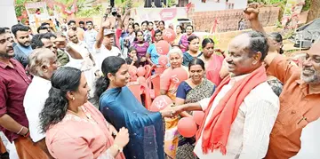 തലശേരി മണ്ഡലം എൽഡിഎഫ് സ്ഥാനാർഥി കാരായി രാജൻ തെക്കുംമേൽ തടത്തിൽ മുക്കിൽ നൽകിയ സ്വീകരണത്തിൽ വോട്ടർമാർക്കിടയിൽ  ഫോട്ടോ . പി ദിലീപ്കുമാർ