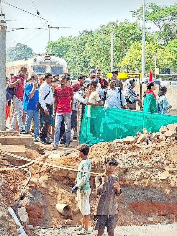 റെയിൽവേ വഴി ചങ്ങലകൊണ്ട്‌ ബന്ധിച്ചതോടെ പുറത്തേക്ക്‌ കടക്കാനാകാതെ നിൽക്കുന്ന യാത്രക്കാർ