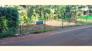 പുറമ്പോക്ക് ഭൂമി കൈയേറി ബോര്‍ഡ‍് സ്ഥാപിച്ചനിലയില്‍ 
