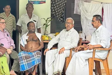 പാട്യം ലോക്കലിലെ ഐആർപിസി വളന്റിയർമാരുടെ കൂടെ കോങ്ങാറ്റ പ്രദേശത്തെ
കിടപ്പുരോഗികളെ സിപിഐ എം സംസ്ഥാന കമ്മിറ്റിയംഗം പി ജയരാജൻ സന്ദർശിച്ചപ്പോൾ