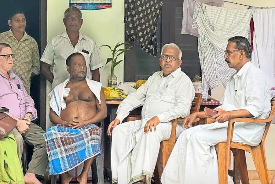 പാട്യം ലോക്കലിലെ ഐആർപിസി വളന്റിയർമാരുടെ കൂടെ കോങ്ങാറ്റ പ്രദേശത്തെ  കിടപ്പുരോഗികളെ സിപിഐ എം സംസ്ഥാന കമ്മിറ്റിയംഗം പി ജയരാജൻ സന്ദർശിച്ചപ്പോൾ