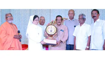 ശ്രീനാരായണഗുരു സാഹിതീ വനിതാ രത്ന പുരസ്കാരം സിസ്റ്റർ ഉഷ ജോർജിന്
ഡോ. എം ആർ തമ്പാൻ സമ്മാനിക്കുന്നു
