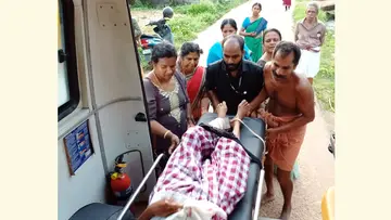 കൗൺസിലർ തങ്കമണിയുടെ നേതൃത്വത്തിൽ വസന്തയെ മെഡിക്കൽ കോളേജിൽ എത്തിക്കാനായി ആംബുലൻസിലേക്ക് കയറ്റുന്നു