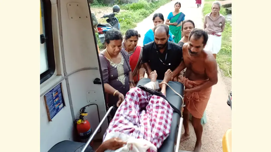 കൗൺസിലർ തങ്കമണിയുടെ നേതൃത്വത്തിൽ വസന്തയെ മെഡിക്കൽ കോളേജിൽ എത്തിക്കാനായി ആംബുലൻസിലേക്ക് കയറ്റുന്നു