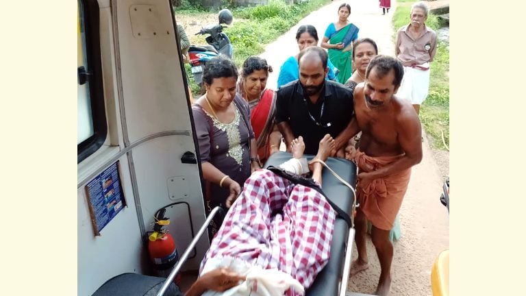 കൗൺസിലർ തങ്കമണിയുടെ നേതൃത്വത്തിൽ വസന്തയെ മെഡിക്കൽ കോളേജിൽ എത്തിക്കാനായി ആംബുലൻസിലേക്ക് കയറ്റുന്നു 