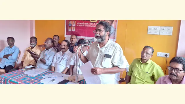 കേരള സ്റ്റേറ്റ് ദേവസ്വം പെൻഷനേഴ്സ് കോൺഫെഡറേഷൻ സംസ്ഥാന സമ്മേളനത്തിന്റെ ഭാഗമായി ചേർന്ന
ഉള്ളൂർ ഗ്രൂപ്പ് സമ്മേളനം വിഭു പിരപ്പൻകോട് ഉദ്ഘാടനം ചെയ്യുന്നു