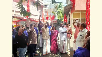 സിഐടിയു ജില്ലാ സമ്മേളനത്തിന്റെ ഭാഗമായുള്ള പതാകദിനത്തിൽ ജില്ലാ കമ്മിറ്റി ഓഫീസിൽ പ്രസിഡന്റ് ആർ രാമു
പതാക ഉയർത്തുന്നു