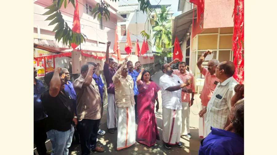 സിഐടിയു ജില്ലാ സമ്മേളനത്തിന്റെ ഭാഗമായുള്ള പതാകദിനത്തിൽ ജില്ലാ കമ്മിറ്റി ഓഫീസിൽ പ്രസിഡന്റ് ആർ രാമു
പതാക ഉയർത്തുന്നു