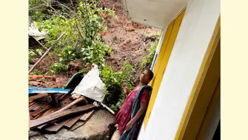 അപകടം നടന്ന വീടും അപകടത്തിൽപ്പെട്ട വീട്ടമ്മ ബൈജുമോളും