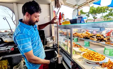 കോഴിക്കോട് ബീച്ച് ഫുഡ് സ്ട്രീറ്റിലെ ചായക്കടയില് നിന്ന്.