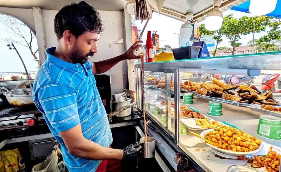 കോഴിക്കോട് ബീച്ച് ഫുഡ് സ്ട്രീറ്റിലെ ചായക്കടയില് നിന്ന്.