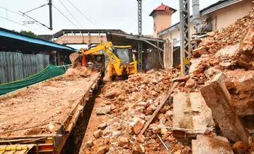 കോഴിക്കോട് റെയില്വേ സ്റ്റേഷന് രണ്ടാം പ്ലാറ്റ്ഫോമിലെ ഗോപുരം പൂര്ണമായും പൊളിച്ചശേഷം യുടിവി മെഷീന് ഉപയോഗിച്ച് നീക്കം ചെയ്യുന്നു.