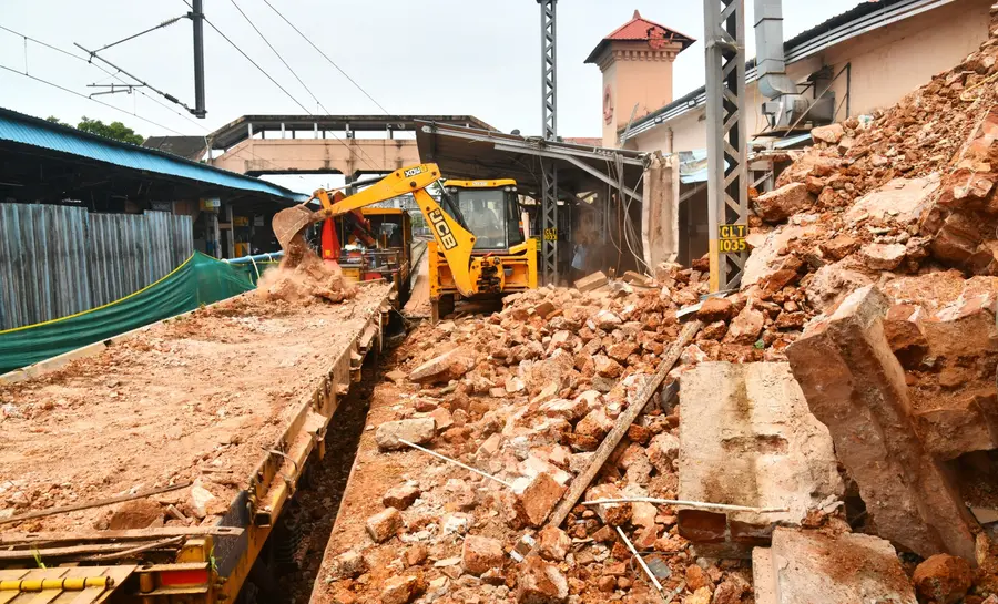 കോഴിക്കോട് റെയില്‍വേ സ്റ്റേഷന്‍ രണ്ടാം പ്ലാറ്റ്ഫോമിലെ ഗോപുരം പൂര്‍ണമായും പൊളിച്ചശേഷം യുടിവി മെഷീന്‍ ഉപയോഗിച്ച് നീക്കം ചെയ്യുന്നു.