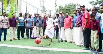 ലോകകപ്പ് ഫുട്ബോൾ മത്സരങ്ങളുടെ ആവേശം ഉൾക്കൊണ്ട് ജില്ലയിലെ അധ്യാപകർക്കായി കെഎസ്ടിഎ കലാകായിക വേദി സംഘടിപ്പിച്ച ഷൂട്ടൗട്ട് മത്സരം സിഐടിയു ജില്ലാ സെക്രട്ടറി എസ് ജയമോഹൻ ഗോളടിച്ച് ഉദ്ഘാടനം ചെയ്യുന്നു