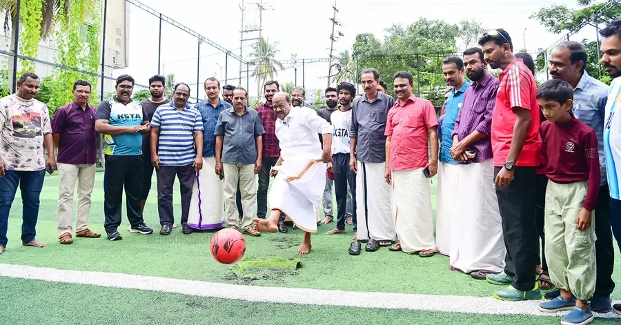 ലോകകപ്പ് ഫുട്ബോൾ മത്സരങ്ങളുടെ ആവേശം ഉൾക്കൊണ്ട് ജില്ലയിലെ അധ്യാപകർക്കായി കെഎസ്ടിഎ കലാകായിക വേദി സംഘടിപ്പിച്ച ഷൂട്ടൗട്ട് മത്സരം സിഐടിയു ജില്ലാ സെക്രട്ടറി എസ് ജയമോഹൻ ഗോളടിച്ച് ഉദ്ഘാടനം ചെയ്യുന്നു