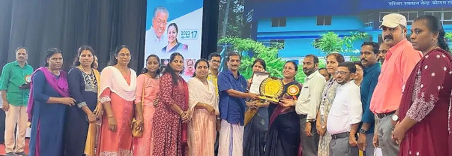 ആരോഗ്യ മേഖലയിലെ മികച്ച പ്രവർത്തനത്തിന് ജില്ലയിൽ ഒന്നാം സ്ഥാനം നേടിയ കോട്ടയം പഞ്ചായത്ത് പ്രസിഡന്റ് സി രാജീവൻ മന്ത്രി വീണാ ജോർജിൽനിന്ന് ആർദ്രകേരള പുരസ്കാരം ഏറ്റുവാങ്ങുന്നു