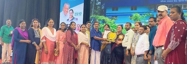 ആരോഗ്യ മേഖലയിലെ മികച്ച പ്രവർത്തനത്തിന് ജില്ലയിൽ ഒന്നാം സ്ഥാനം നേടിയ കോട്ടയം പഞ്ചായത്ത്‌ പ്രസിഡന്റ്‌ സി രാജീവൻ മന്ത്രി വീണാ ജോർജിൽനിന്ന്‌ ആർദ്രകേരള പുരസ്കാരം ഏറ്റുവാങ്ങുന്നു
