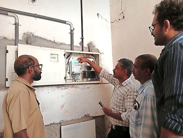 കണ്ണൂർ ഇലക്ടിക്കൽ സെക്ഷൻ പരിധിയിൽ സ്മാർട്ട് മീറ്റർ സ്ഥാപിച്ചശേഷം  പ്രവർത്തനം പരിശോധിക്കുന്ന കെഎസ്‌ഇബി ജീവനക്കാർ