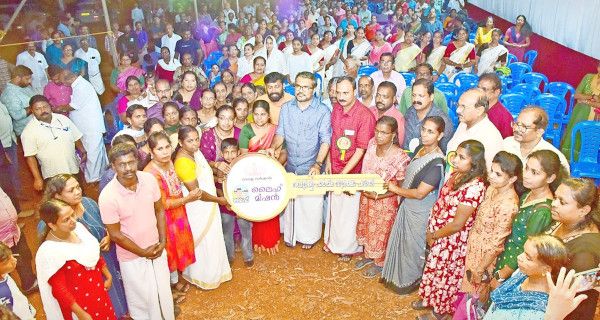 ഏഴോം  പഞ്ചായത്തിലെ കണ്ണോംചാലായിൽ  ജില്ലാ പഞ്ചായത്ത് 24 പട്ടികജാതി കുടുംബങ്ങൾക്കായി നിർമിച്ച ഫ്ലാറ്റുകളുടെ താക്കോൽ  മന്ത്രി എം ബി രാജേഷ് കൈമാറുന്നു