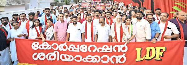 കണ്ണൂര്‍ കോര്‍പ്പറേഷനിലെ എല്‍ഡിഎഫ് സ്ഥാനാര്‍ഥി പ്രഖ്യാപനത്തിനുശേഷം സ്ഥാനാർഥികളെയും ആനയിച്ച്  കണ്ണൂര്‍ നഗരത്തില്‍ നടന്ന  പ്രകടനം